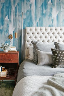 Син тапет на таванско помещение