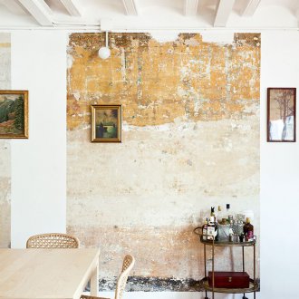 Стари тапет на таванско помещение