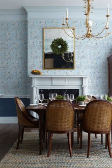 Син тапет в трапезарията