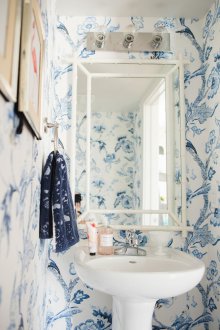 Син тапет в банята