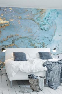 Син тапет със златен декор