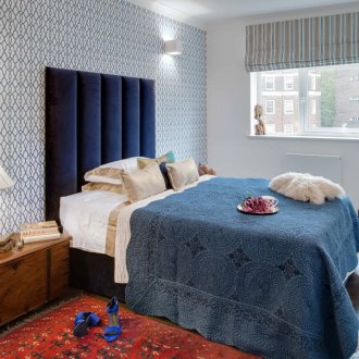 파란색 패턴의 벽지