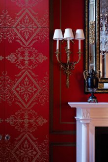 Червен тапет в хола
