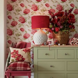 Червен тапет в стила на Прованс