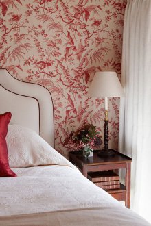 Червен тапет в спалнята