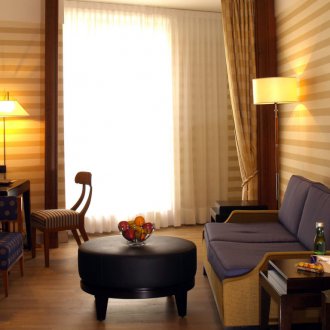 집에 베이지 색 벽지