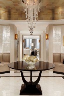 복도의 베이지 색 벽지