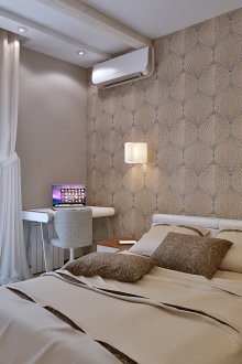 침실의 베이지 벽지