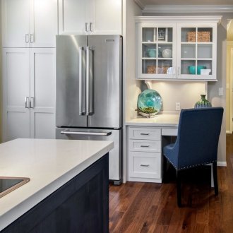 Бели кухненски шкафове