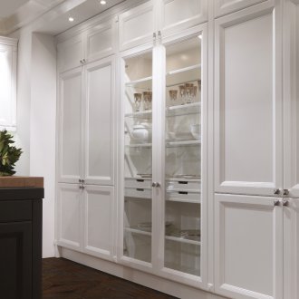 Шкаф витрина за кухнята