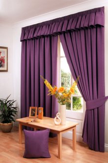 펠멧이 있는 라일락 커튼