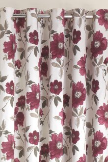 고리에 꽃 무늬가 있는 라일락 커튼