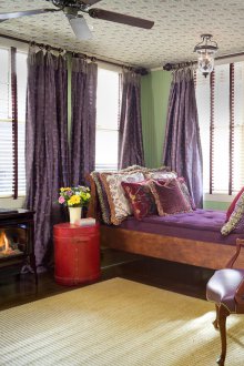 패턴이 있는 라일락 커튼