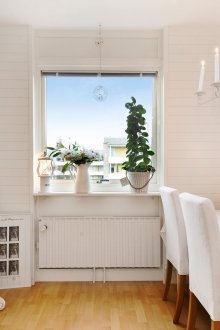 Красив бял шкаф със стъклени врати за трапезарията