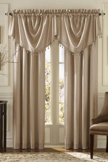 Бежови завеси с ламбрекен