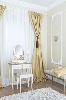 Бежови завеси с модел