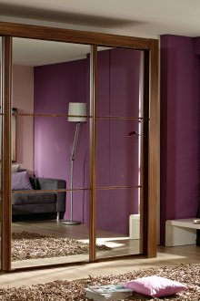 Просторен кафяв гардероб с огледални врати