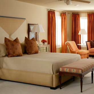 Оранжеви завеси в къщата