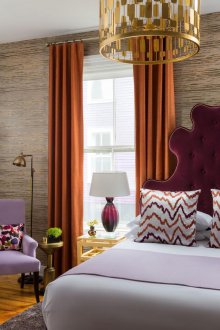 Оранжеви завеси в спалнята