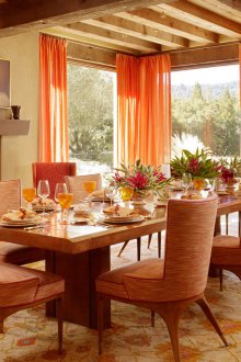 Оранжеви завеси в трапезарията