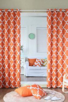 Оранжеви завеси с модел