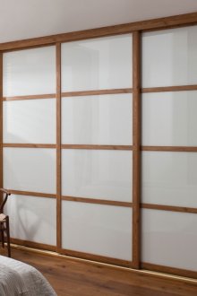 Гардероб с плъзгане с матирано стъкло