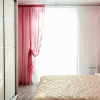 Завеси от червен воал