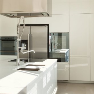 Бяла и бежова лъскава кухня