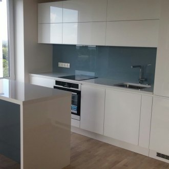 Бяла кухня с лъскави фасади