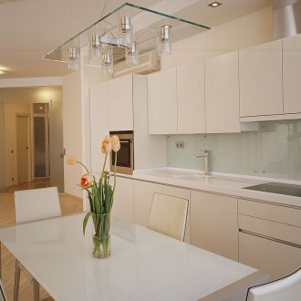Бяла гланцирана кухня в апартамента