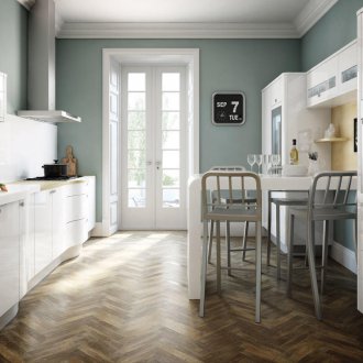 Бяла гланцирана кухня в таванско помещение