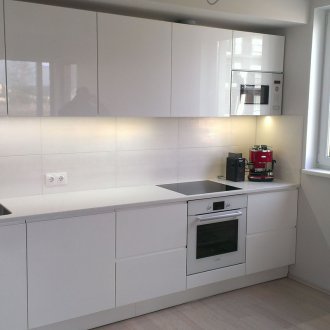 Бяла гланцирана малка кухня
