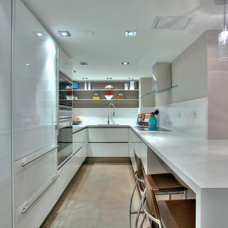 Бели гланцови мебели в кухнята