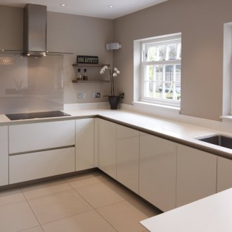 Бяла гланцирана кухня с подови шкафове