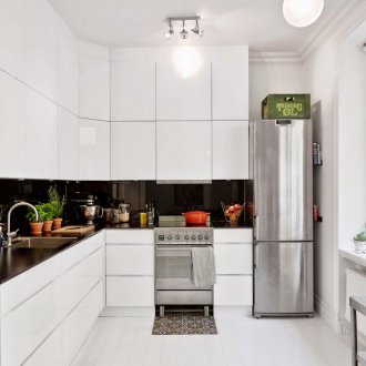 Бяла гланцирана кухня с висящи шкафове