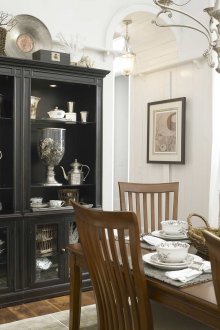 Черен стилен шкаф за хранене