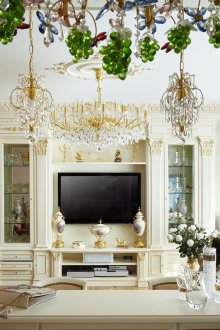 Класически шкафове със стъклени врати и рафтове