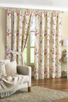 Шарени завеси в хола