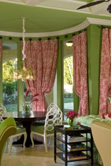 Червени завеси с модел