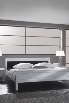 Бял гардероб с огледални елементи за спалнята