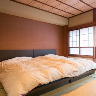Japanese-style terracotta bedroom