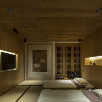 Japanese-style tree in the bedroom
