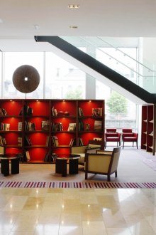 Кутия за книги за просторна всекидневна