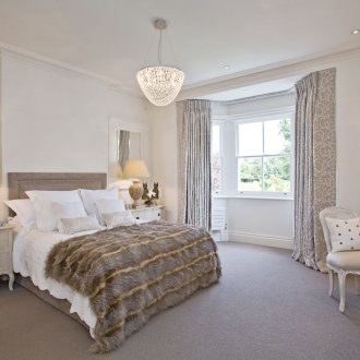 Шарени завеси на дафинови прозорци