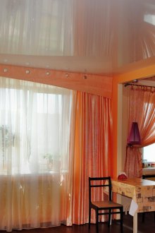 Завеси от сатенена праскова