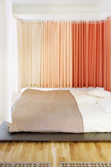 Прасковени завеси в стила на минимализма.