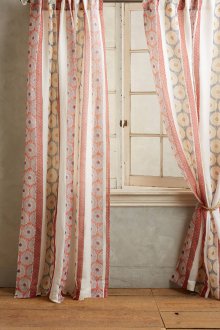 Прасковени завеси с бродерия