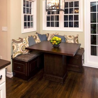 Ъглов диван в кухнята в английския стил