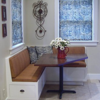 Ъглов кафяв диван в кухнята