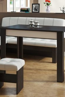 Ъглов кожен диван в кухнята